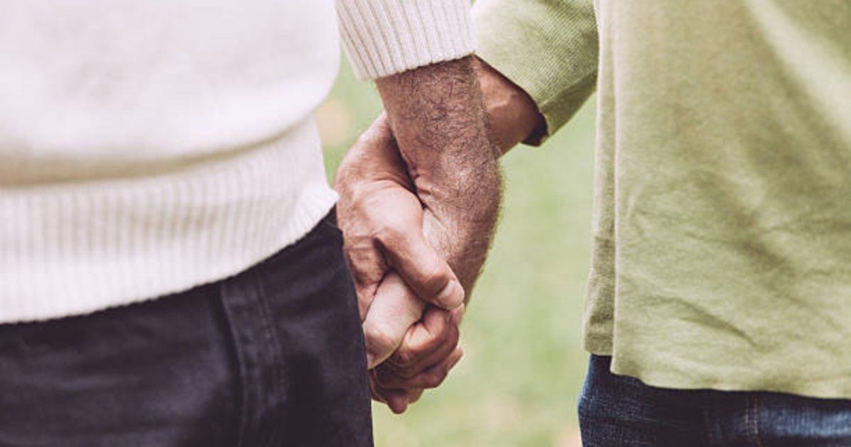 شاهد .. قبلة حميمة تجمع فنان لبناني بزوجه .. صورة تحدث بلبلة كبيرة