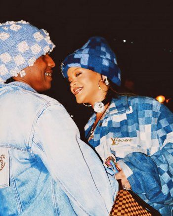 شاهد .. بالصورة - ريهانا تظهر بساعة ألماس حول عنقها في أحد عروض الأزياء.. إليكم سعرها