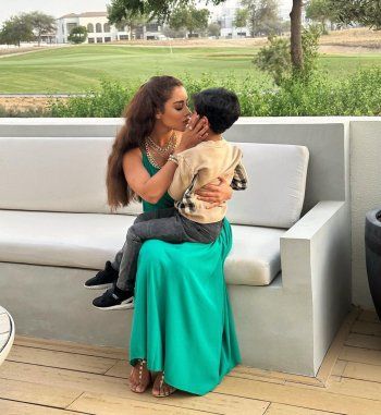 شاهد .. بالصور - بلقيس تثير الجدل بتقبيلها ابنها على فمه