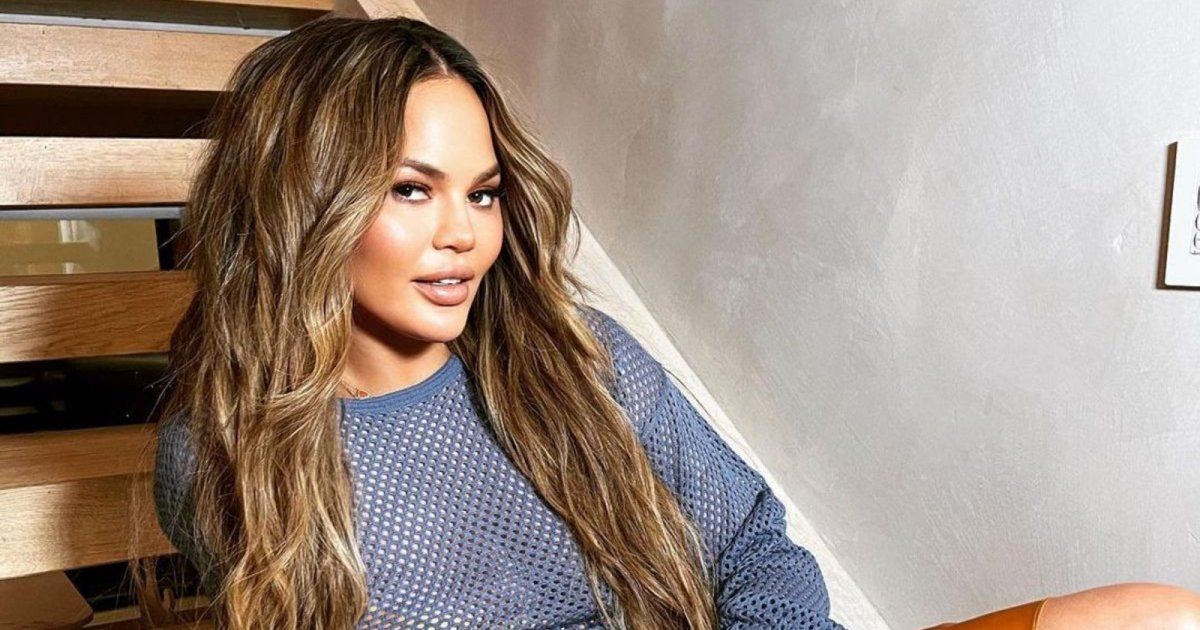 شاهد .. بعد أن فقدت إبنها كريسي تايغن ترحب بإبنها من أم بديلة