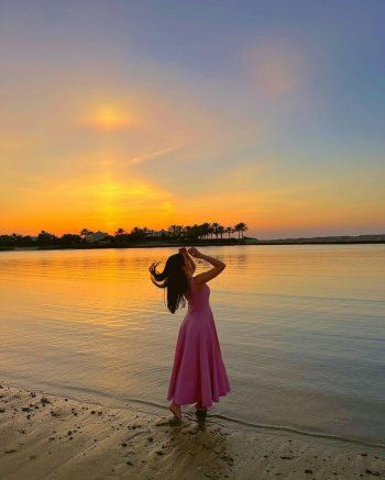 شاهد .. بالصور- أسيل عمران تخطف الأنظار بإطلالة صيفة أنيقة على الشاطئ في البحرين