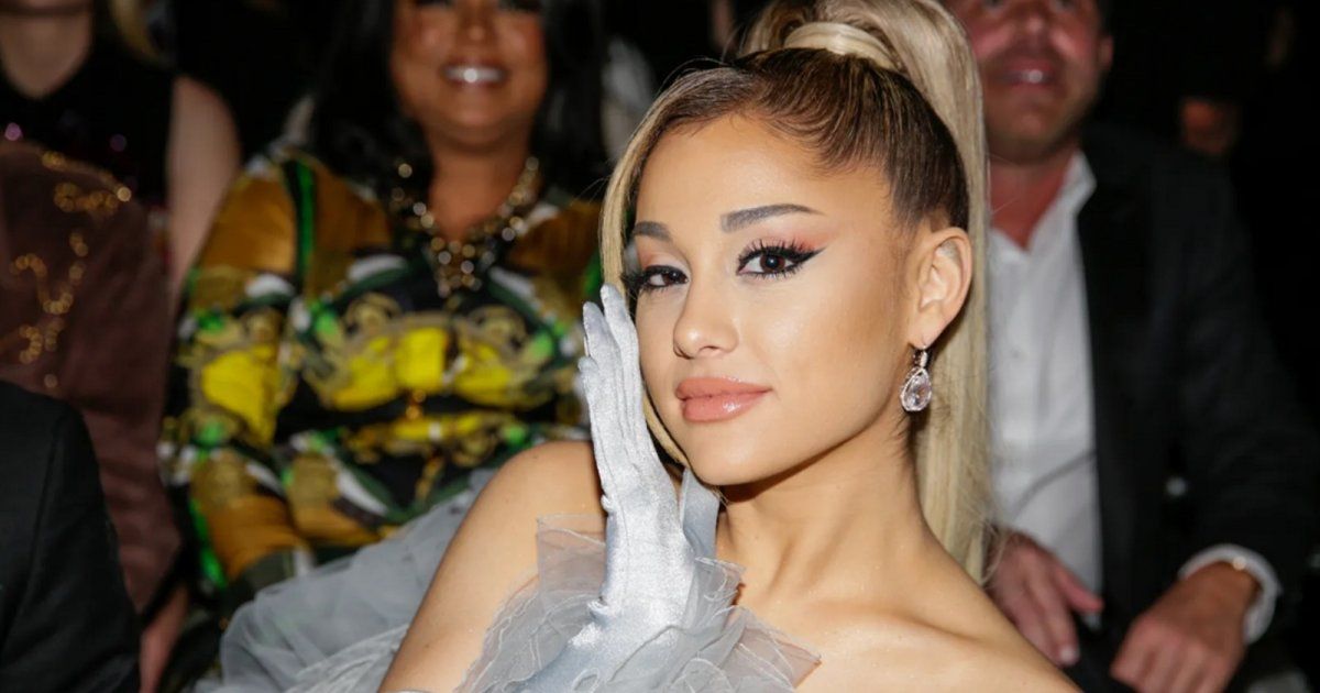 شاهد .. أريانا غراندي تحتفل بعيدها الثلاثين وتنشر صورة من طفولتها