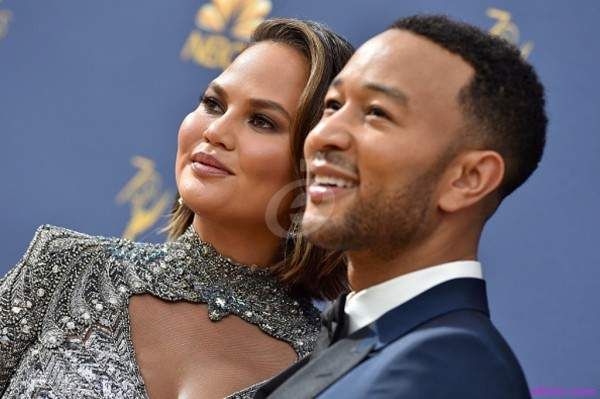 شاهد .. جون ليجند وكريسي تيغن يستقبلان مولوداً جديداً