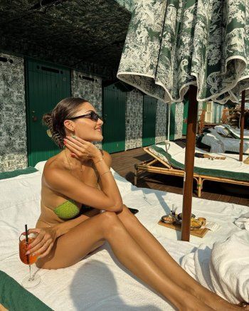 شاهد .. هاندا أرتشيل بثيات السباحة.. وهكذا أطلت من أحد الشواطئ