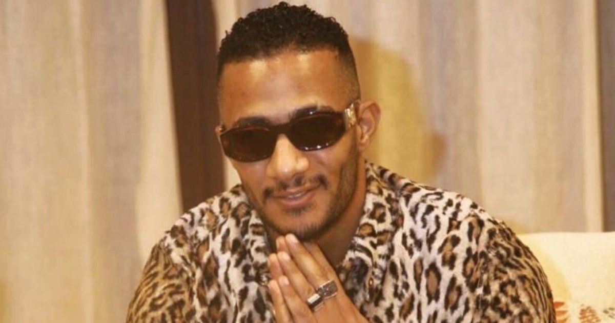 شاهد .. محمد رمضان يستعرض سياراته الفارهة أمام بيته