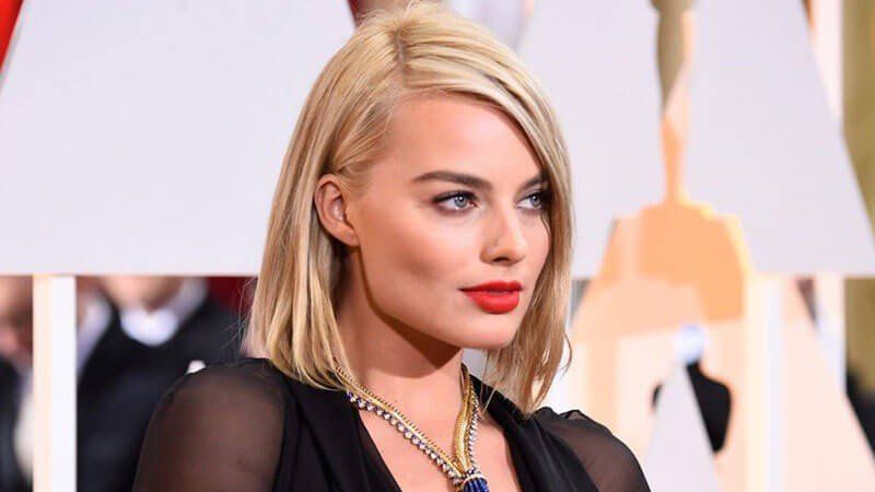 شاهد .. بالصورة - مارغو روبي تتالق ببدلة نسائية صفراء