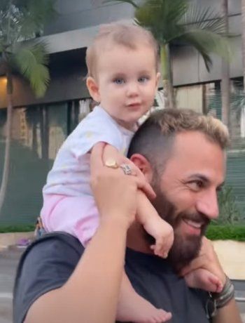 شاهد .. بالصور - نيقولا معوض يربح جائزة أفضل أب لهذا العام وإبنته على كتفيه