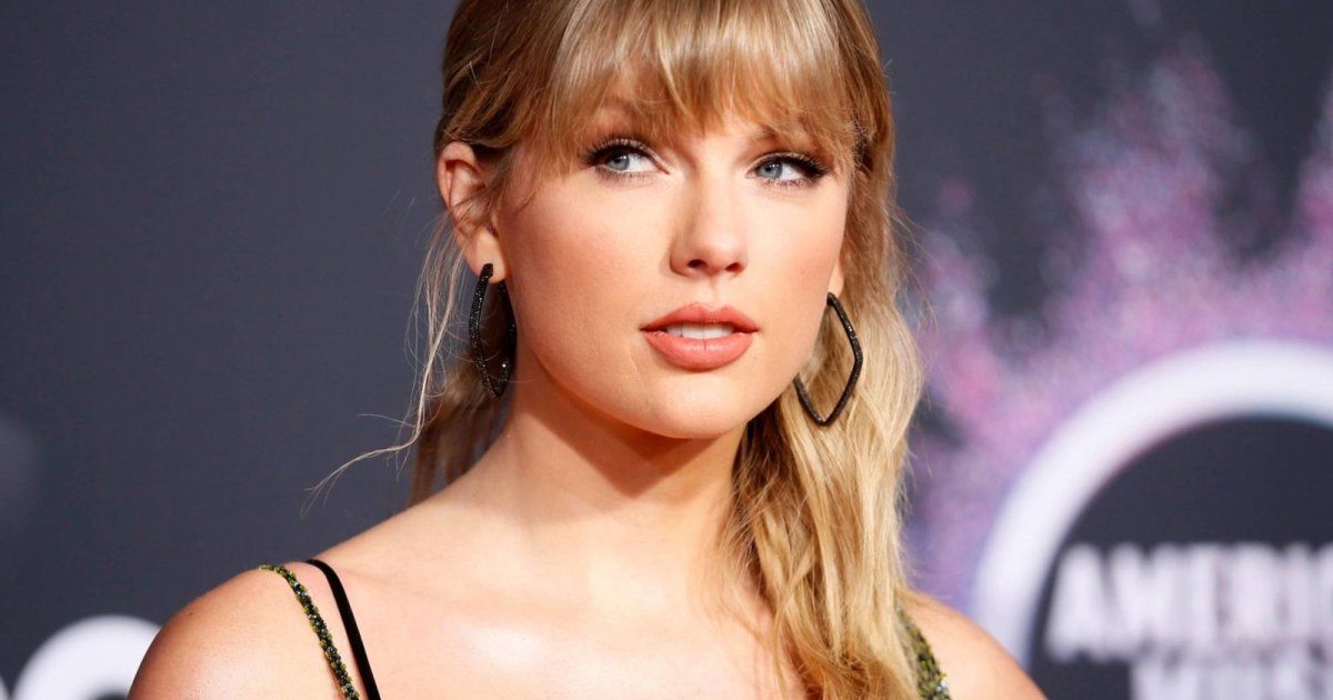 شاهد .. تايلور سويفت تطلب من محبيها هذا الطلق قبل أدائها أغنية "Dear John"