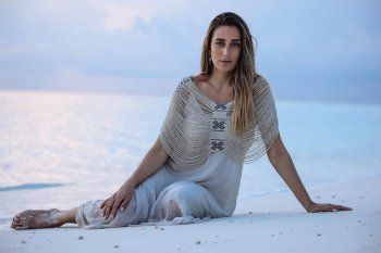 شاهد .. قطعة أكسسوار واحدة غيرت إطلالة أمينة خليل بشكل كامل.. وهذا سعرها