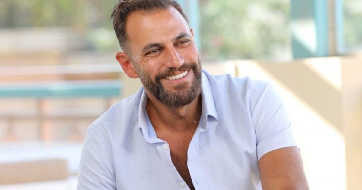 شاهد .. بالصور - نيقولا معوض يربح جائزة أفضل أب لهذا العام وإبنته على كتفيه