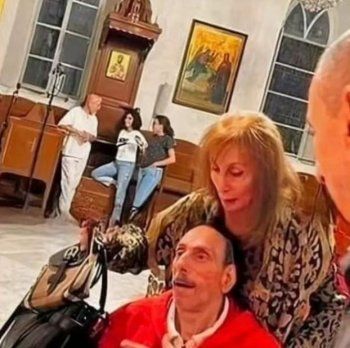 شاهد .. صورة ضجت مواقع التواصل الإجتماعي.. السيدة فيروز تساعد إبنها هلي على التنقل في الكنيسة