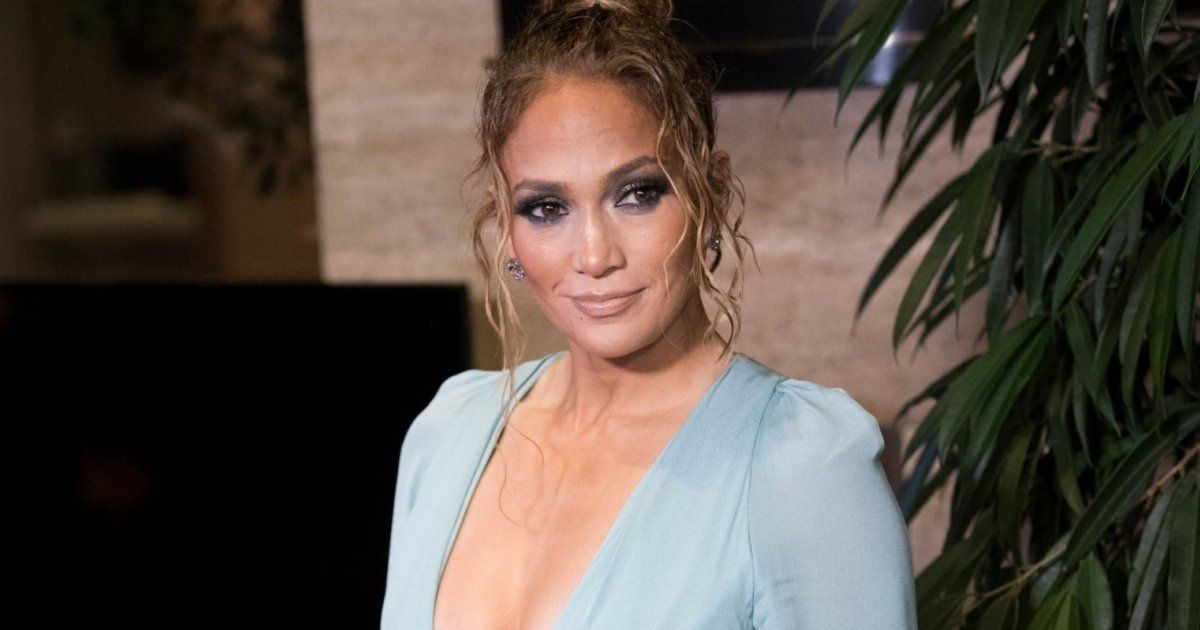 شاهد .. جينيفر لوبيز بإطلالة غير موفقة على الاطلاق تعرضها للسخرية - بالصور