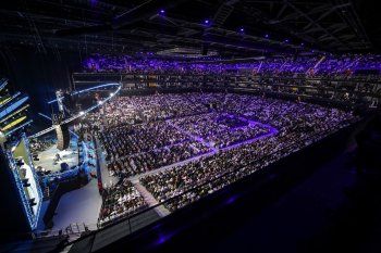 شاهد .. حضور تخطى الـ 14 ألف.. حسين الجسمي يحيي حفلاً ضخماً في دبي