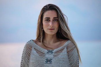 شاهد .. قطعة أكسسوار واحدة غيرت إطلالة أمينة خليل بشكل كامل.. وهذا سعرها