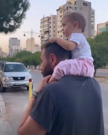 شاهد .. بالصور - نيقولا معوض يربح جائزة أفضل أب لهذا العام وإبنته على كتفيه