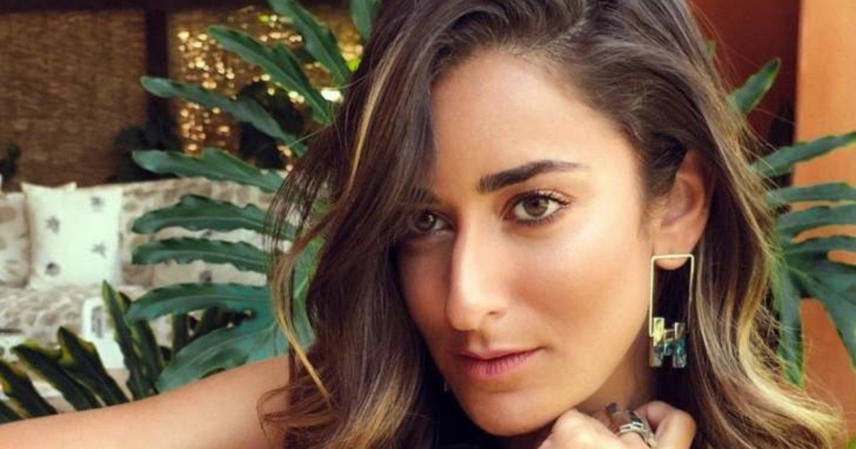 شاهد .. قطعة أكسسوار واحدة غيرت إطلالة أمينة خليل بشكل كامل.. وهذا سعرها