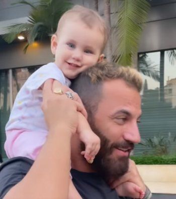 شاهد .. بالصور - نيقولا معوض يربح جائزة أفضل أب لهذا العام وإبنته على كتفيه