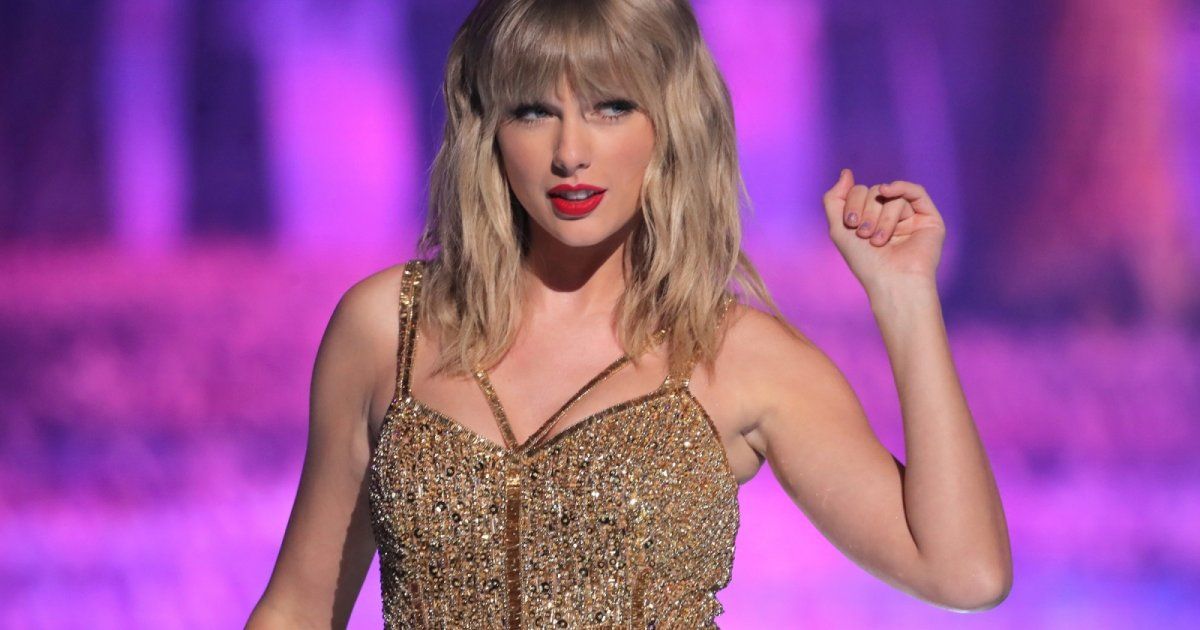 شاهد .. تايلور سويفت لا تهتم بالنظافة أمام منزلها.. وهذه عقوبتها