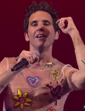 شاهد .. بالصور - شبه قوي بين أنطوني أدونيس وميكا... إليكم التفاصيل