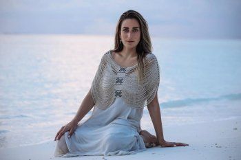 شاهد .. قطعة أكسسوار واحدة غيرت إطلالة أمينة خليل بشكل كامل.. وهذا سعرها