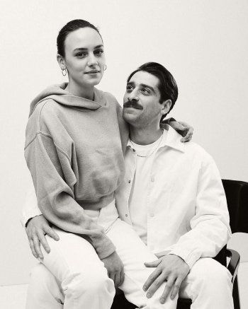 شاهد .. صورة لممثل تركي وهو يضع الأموال في صدر نسرين جواد زادة أجبرته على الإعتذار