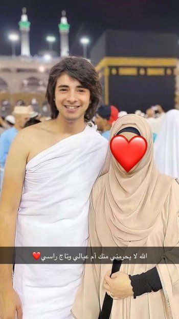 شاهد .. رغم أنوثته الواضحة..بدر خلف بصورة مع زوجته