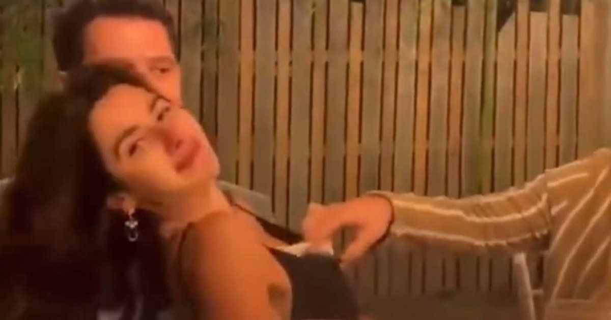 شاهد .. صورة لممثل تركي وهو يضع الأموال في صدر نسرين جواد زادة أجبرته على الإعتذار