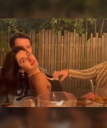 شاهد .. صورة لممثل تركي وهو يضع الأموال في صدر نسرين جواد زادة أجبرته على الإعتذار