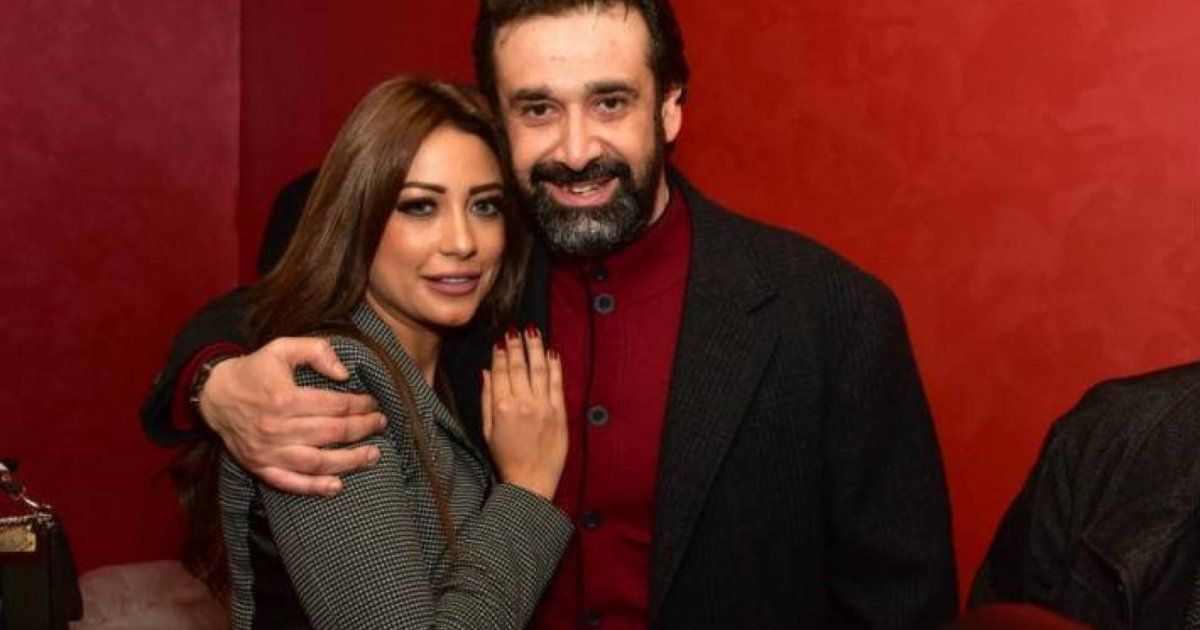 شاهد .. رفض التعرف عليها في البداية ووضع شروطاً للإرتباط بها.. إليكم قصة حب كريم عبد العزيز وزوجته