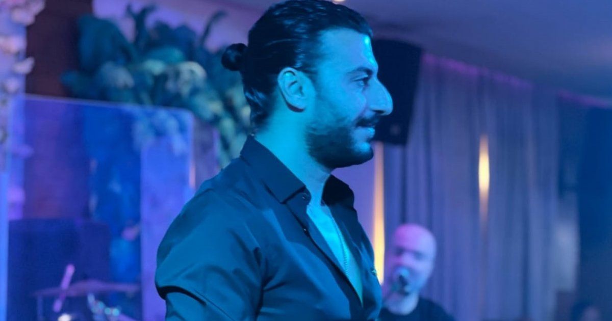 شاهد .. بعد جولة حفلاته الغنائية.. مراد حلمي يروج إلى سلسلة جديدة من الأغاني