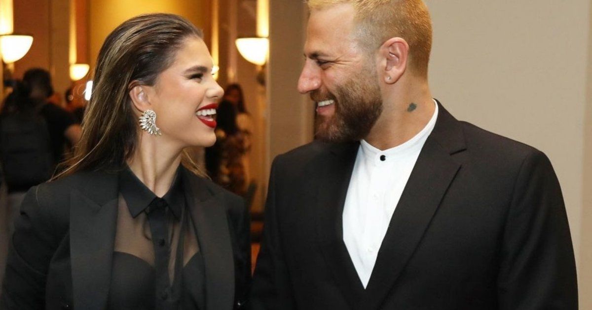 شاهد .. نيقولا معوض يتغزل بزوجته.. وصور رومانسية تجمعهما