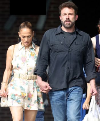 شاهد .. بن أفليك وجينيفر لوبيزيتمتعان بهامبتونز مع أطفالهما