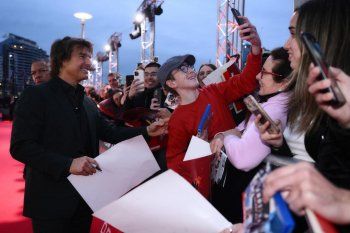 شاهد .. توم كروز يحتفل بعيد ميلاده الـ61 في أستراليا خلال حملة الترويج لفيلمه Mission Impossible