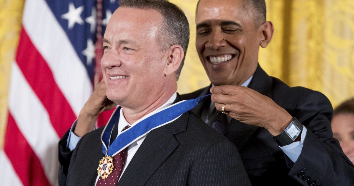 شاهد .. بالصور- لقاء جديد يجمع توم هانكس بباراك أوباما