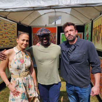 شاهد .. بن أفليك وجينيفر لوبيزيتمتعان بهامبتونز مع أطفالهما