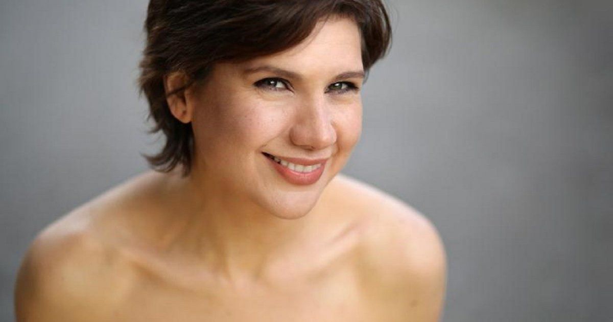 شاهد .. مغنية "شايف نفسك؟" تحتفل بعيد ميلادها الـ 50.. والجمهور يستغرب من تغير شكلها