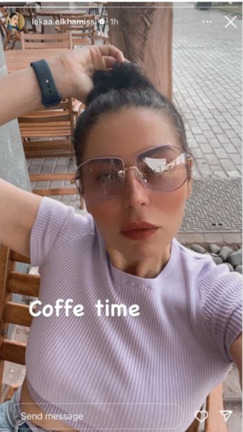 شاهد .. بالصورة- لقاء الخميسي تخطف الأنظار بـ لوك كاجول أثناء إحتساء القهوة