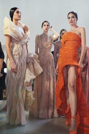 شاهد .. طوني ورد يكشف عن مجموعته الجديدة.. وفساتين تخطف الأنظار