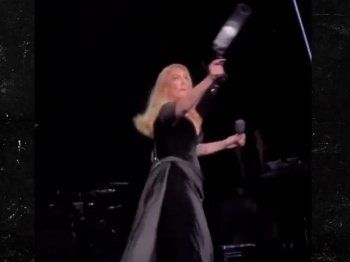 شاهد .. بالصورة - أديل تستبق الأحداث وتقوم برمي هذا الشيء على الحشد في حفلها