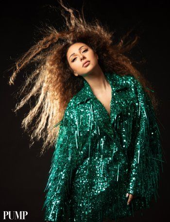 شاهد .. بالصور - ميريام فارس ترتدي الطربوش اللبناني على واحدة من اهم المجلات الأميركية