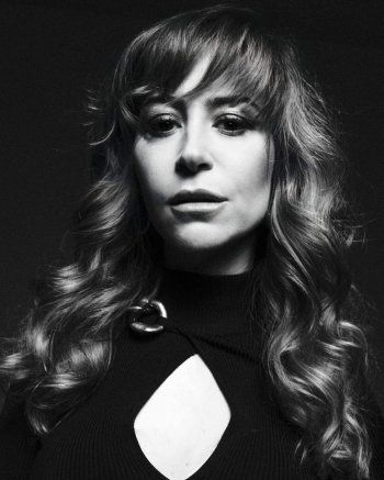 شاهد .. منة شلبي تستعرض رشاقتها بفستان ضيق للغاية.. وجمالها حديث الجمهور