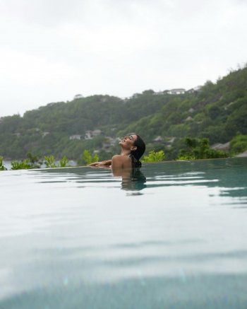 شاهد .. بالصورة - ياسمين صبري تأخذ إستراحة من تصوير المشاهد وتسترخي في حوض السباحة