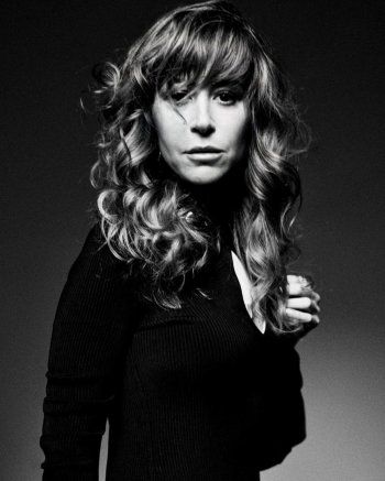 شاهد .. منة شلبي تستعرض رشاقتها بفستان ضيق للغاية.. وجمالها حديث الجمهور