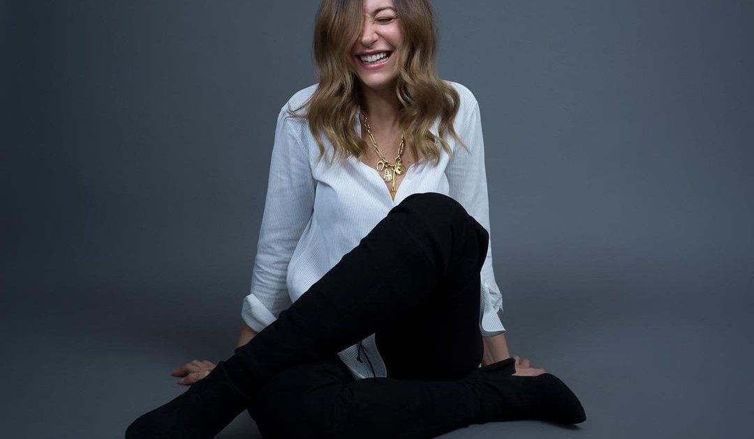 شاهد .. منة شلبي تستعرض رشاقتها بفستان ضيق للغاية.. وجمالها حديث الجمهور