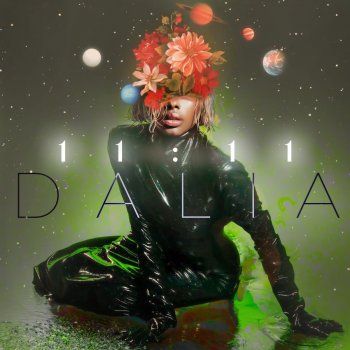 شاهد .. داليا مبارك بإطلالة غير مألوفة على غلاف ألبومها الجديد وعنوانه غريب-بالصور