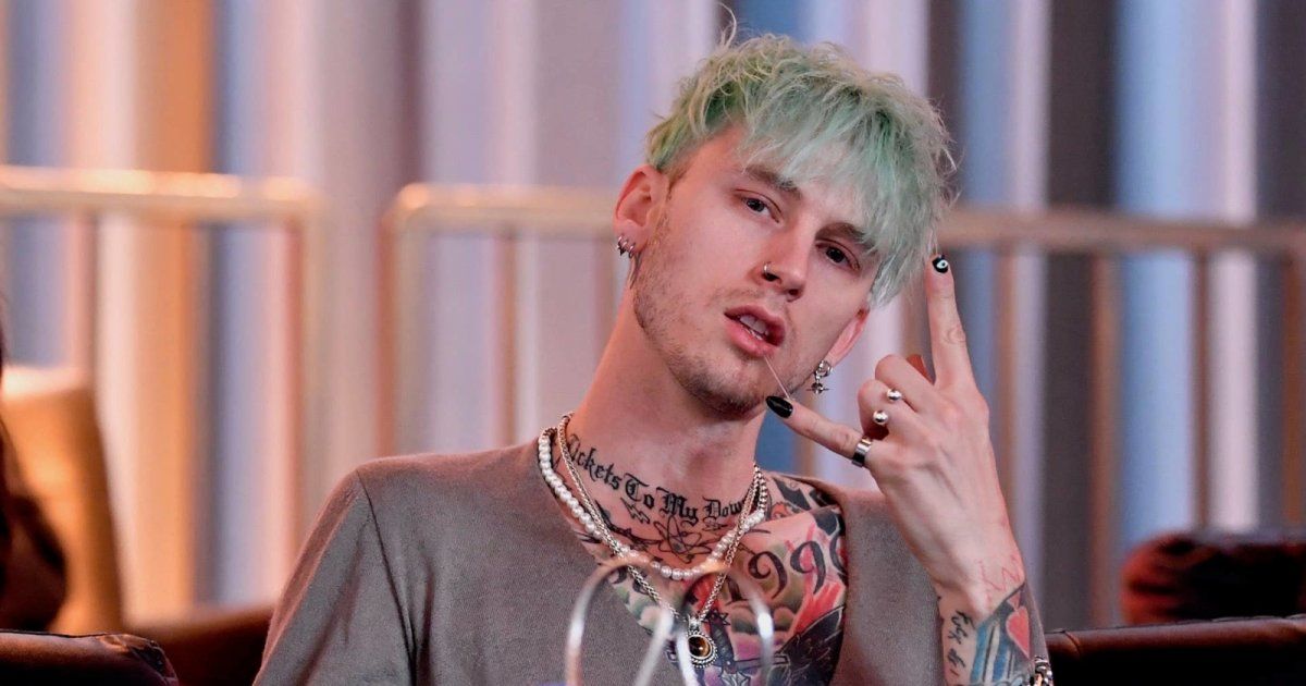 شاهد .. بالفيديو- لهذا السبب صفع ماشين غن كيلي أحد المعجبين على وجهه