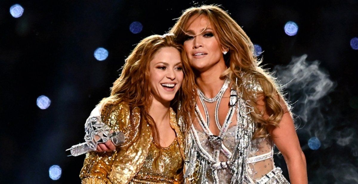 شاهد .. شاكيرا تظهر بفستان أطلت به جينيفر لوبيز قبلها بأعوام.. فمن نسقه بالطريقة الأفضل؟