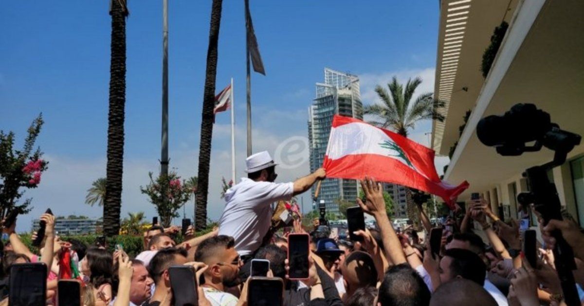 شاهد .. خاص وبالفيديو - محبو تامر حسني يحتفلون بقدومه إلى لبنان بعد غياب 7 سنوات .. وهذا ما قاله