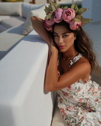 شاهد .. بالصورة- يارا السكري تخطف الأنظار بإطلالة ساحرة مليئة بالورود