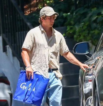 شاهد .. بالصورة - جيريمي ألين وايت يتخلى عن خاتمه من أجل سيلينا غوميز